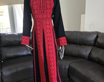 Elegante vestido palestino Thobe jordano negro y rojo bordado / Tatreez Kaftan Abaya.