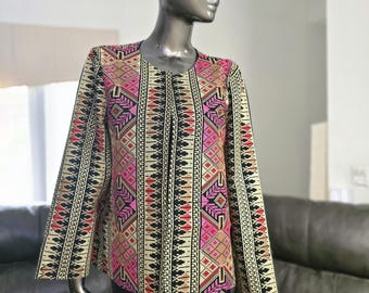 Chaqueta palestina jordana bordada con tatreez dorado, rosa y marrón en la parte delantera, trasera y mangas.