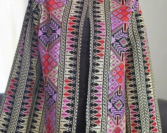 Chaqueta palestina jordana bordada con tatreez dorado, rojo y morado en la parte delantera, trasera y mangas.