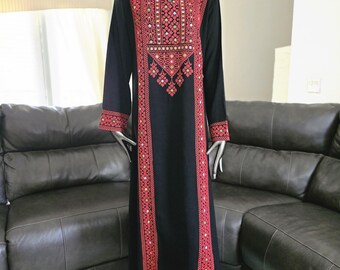 Vestido negro bordado / Thobe / Kaftan con bordado rojo Viene sin cinturón