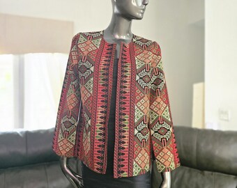 Chaqueta jordana palestina bordada con tatreez rojo, dorado y naranja en la fuente, espalda y mangas. Talla 1/XSmall/Small.