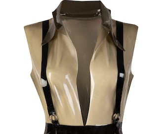 Latex Body mit Kragen und Hosenträgern - Sexy Office Vibes, Shirt und Hosenträger. Transparentes Shirt mit schwarzem Hotpant Cut