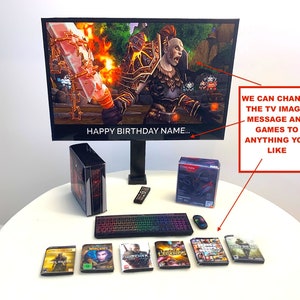 K&ouml;nnte beinhalten: Ein Geburtstagskuchen, der wie ein Gaming-Setup dekoriert ist. Der Kuchen zeigt einen schwarzen Computer-Tower, eine Tastatur, ein schwarzes und rotes Headset, eine schwarze Fernbedienung und einen Fernsehbildschirm, auf dem ein Videospiel angezeigt wird. Der Fernsehbildschirm zeigt auch den Text "HAPPY BIRTHDAY NAME..." und "WE CAN CHANGE THE TV IMAGE, MESSAGE AND GAMES TO ANYTHING YOU LIKE".