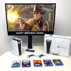 Op de afbeelding: Een witte PlayStation 5 console met een game-disc en twee controllers, samen met een aantal videospel-cases, waaronder Call of Duty, Spider-Man en Red Dead Redemption 2. De console staat op een witte tafel voor een televisiescherm waarop een videogamepersonage te zien is. De tekst op het scherm luidt "Happy Birthday Name..."