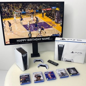 Topper torta di compleanno / PERSONALIZZATO / Pacchetto PS5 / Immagine personalizzata + Messaggio sulla TV / Bambini Adulti Adolescenti Novità Cake Toppers