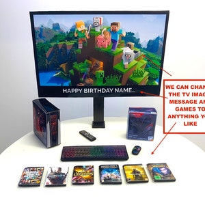 K&ouml;nnte beinhalten: Ein Miniatur-Gaming-Setup mit einem schwarzen Computer-Tower, einer Tastatur und einem Fernsehbildschirm, auf dem ein Minecraft-Videospiel angezeigt wird. Der Fernsehbildschirm zeigt den Text "HAPPY BIRTHDAY NAME..." und eine rote Box mit dem Text "WE CAN CHANGE THE TV IMAGE, MESSAGE AND GAMES TO ANYTHING YOU LIKE". Das Setup ist von Miniatur-Videospiel-H&uuml;llen umgeben.