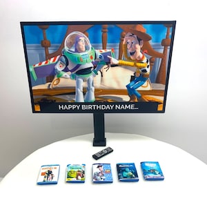 Topper torta di compleanno personalizzato / Immagine personalizzata + Messaggio sulla TV / Bambini Adulti Adolescenti Cake Toppers