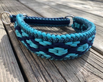 Puede incluir: Un collar para perro trenzado azul y negro con dos anillos en D plateados.