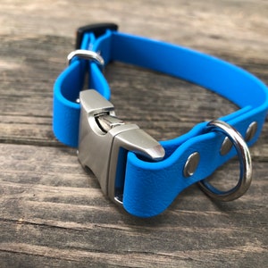 Puede incluir: Un collar para perro azul brillante con una hebilla plateada y un anillo en D plateado. El collar est&aacute; hecho de un material suave y duradero.