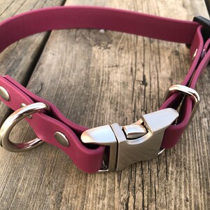 Puede incluir: Un collar de perro burdeos con una hebilla plateada y un anillo en D plateado. El collar est&aacute; hecho de un material suave y duradero.