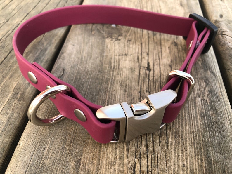 Puede incluir: Un collar de perro burdeos con una hebilla plateada y un anillo en D plateado. El collar est&aacute; hecho de un material suave y duradero.