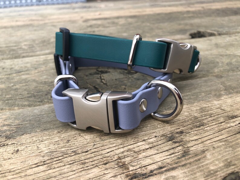 Puede incluir: Dos collares para perros, uno verde azulado y otro azul claro, con herrajes plateados. Los collares est&aacute;n hechos de un material suave y duradero y tienen un cierre de hebilla seguro.
