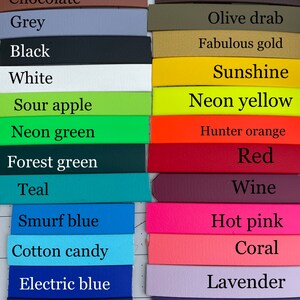 Puede incluir: Una carta de colores de tiras de cuero con nombres para cada color, incluyendo chocolate, gris, negro, blanco, manzana verde, verde ne&oacute;n, verde bosque, azul turquesa, azul pitufo, algod&oacute;n de az&uacute;car, azul el&eacute;ctrico, azul marino, marr&oacute;n oscuro, verde oliva, oro fabuloso, sol, amarillo ne&oacute;n, naranja cazador, rojo, vino, rosa fuerte, coral, lavanda y violeta.