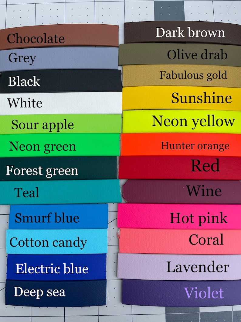Puede incluir: Una carta de colores de tiras de cuero con nombres para cada color, incluyendo chocolate, gris, negro, blanco, manzana verde, verde ne&oacute;n, verde bosque, azul turquesa, azul pitufo, algod&oacute;n de az&uacute;car, azul el&eacute;ctrico, azul marino, marr&oacute;n oscuro, verde oliva, oro fabuloso, sol, amarillo ne&oacute;n, naranja cazador, rojo, vino, rosa fuerte, coral, lavanda y violeta.