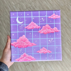 Könnte beinhalten: Ein lilafarbenes Leinwandbild mit einem Gittermuster und rosa Wolken. Das Bild zeigt außerdem einen weißen Halbmond und weiße Sterne.