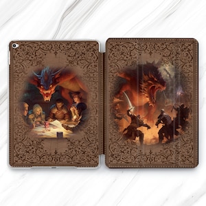 Peut inclure: Une coque pour iPad en cuir marron avec un motif décoratif représentant un dragon et un groupe d'aventuriers. La coque est ouverte pour révéler l'écran de l'iPad.