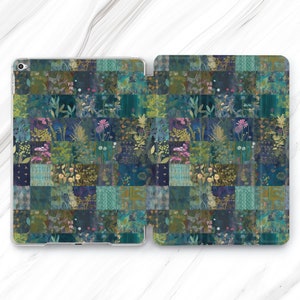 Puede incluir: Una funda para iPad colorida con un diseño de patchwork que presenta varios tonos de verde, azul y morado. El diseño incluye una variedad de patrones florales y texturas.