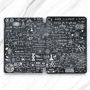 Puede incluir: Una ilustración en blanco y negro de varias fórmulas científicas, diagramas y símbolos sobre un fondo de pizarra. La ilustración incluye un cuerpo humano, una cadena de ADN, una galaxia, un automóvil y un microscopio.