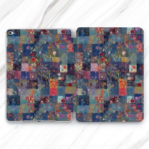 Op de afbeelding: Een iPad-hoes met een blauw en rood bloemenpatroon en een patchwork-ontwerp. De hoes is gemaakt van helder plastic en heeft een bloemenpatroon aan de voor- en achterkant.