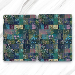 Puede incluir: Una funda para iPad con un patrón floral azul y verde y un diseño de patchwork. La funda está hecha de un material plástico transparente y tiene un patrón floral con un diseño de patchwork.