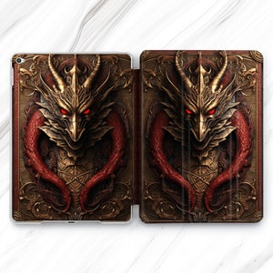 Peut inclure: Une coque de tablette avec un motif de tête de dragon dorée et rouge. Le dragon a des yeux rouges et est entouré de détails dorés complexes.