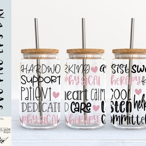 Puede incluir: Tres tarros de cristal transparente con tapas y pajitas. Cada tarro tiene un diseño diferente con texto negro y corazones rosas. El texto en los tarros dice "HARDWORKING SUPPORT PATIENT DEDICATED PHYSICAL THERAPY", "KING A PHYSICAL THERAPY HEART CALM CARE", y "SIST SWEAT THERAPY KILL COOL LISTEN HELP COMMITTED".