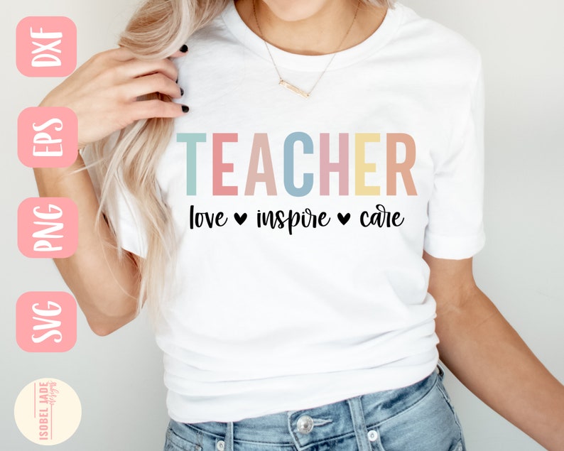 Może przedstawiać: Biała koszulka z napisem "TEACHER" w pastelowych kolorach. Pod słowem "TEACHER" znajdują się słowa "love inspire care" ze znakami serca. Koszulka ma okrągły dekolt.