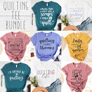 Op de afbeelding: Een verzameling t-shirts met quilt-thema ontwerpen. De shirts zijn in verschillende kleuren, waaronder teal, wit, roze en geel. Elk shirt heeft een andere quote of afbeelding gerelateerd aan quilten, zoals "Quilten is mijn therapie" en "Just a girl who loves quilting".