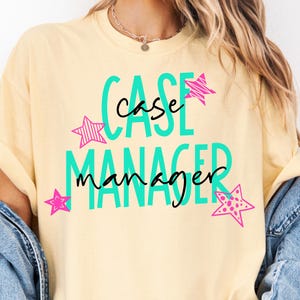 Könnte beinhalten: Ein blassgelbes T-Shirt mit dem Text CASE MANAGER in großen türkisfarbenen Blockbuchstaben, wobei das Wort case in schwarzer Schreibschrift darüber steht. Das Design enthält drei pinke Sterne mit verschiedenen Mustern und eine Jeansjacke.