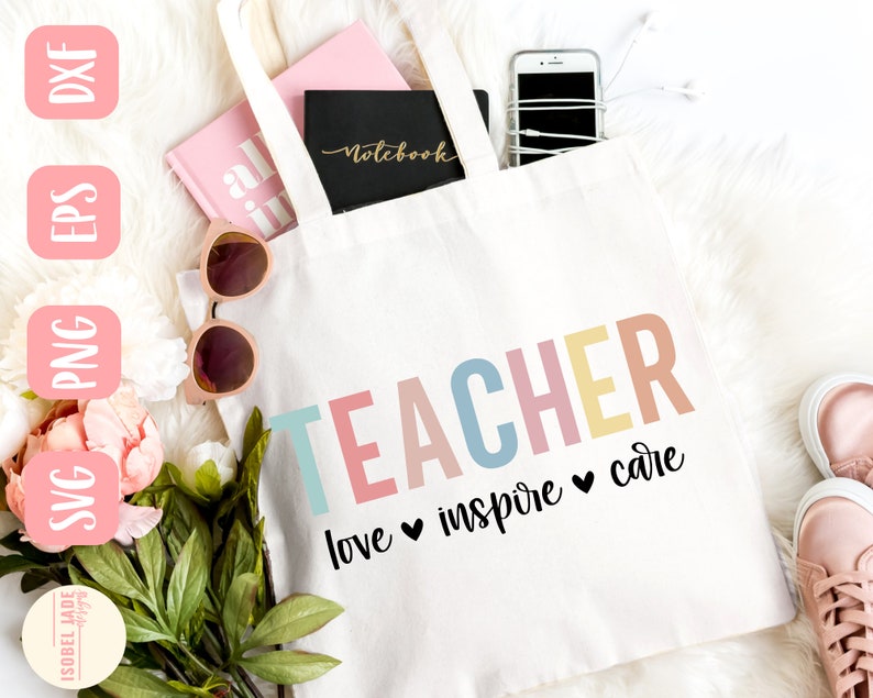 Może przedstawiać: Biała torba z napisem "TEACHER" w kolorowych literach. Poniżej słowa "love inspire care" ze znakami serca. Torba zawiera r&oacute;żowy notatnik, czarny notatnik, okulary przeciwsłoneczne i smartfon.