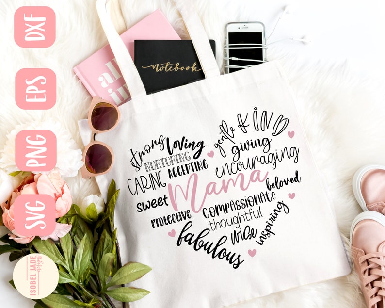 Puede incluir: Una bolsa de tela blanca con un dise&ntilde;o de coraz&oacute;n rosa y la palabra "Mama" en el centro. El coraz&oacute;n est&aacute; rodeado de palabras que describen a una madre, como "fuerte", "cari&ntilde;osa", "cuidadosa", "amable", "bondadosa", "generosa", "alentadora", "dulce", "protectora", "compasiva", "pensativa", "sabia", "inspiradora", "fabulosa" y "amada".