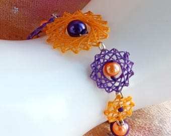 Solar Violet Armband - Handgemachte Statement-Armband aus Garn mit geometrischen Stringart Faden-Mandalas & Perlen, Orange Lila Schmuck