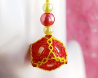Salmon Cube Earrings - Handmade string-style earrings made of yarn in dark salmon and yellow with a glass bead in the center, unique jewelry for you