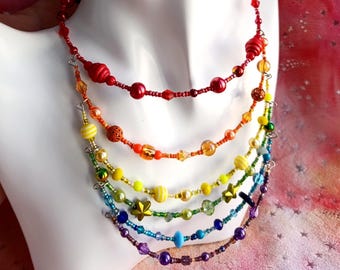 Rainbow-Layers Halskette - Handgemachte Perlen-Collier in Regenbogen / Multicolor Farben mit Memorydraht, Unikat Schmuck aus Perlen
