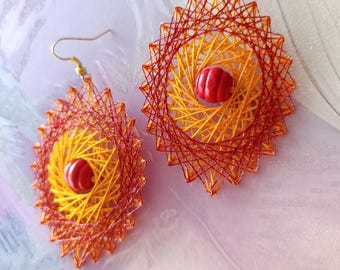 Solar Flare - Handgemachte auffällige String-Art Ohrringe in Orange und Rot