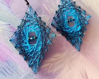 Azure Diamond - Handmade diamond-shaped string art earrings in blue & black