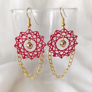 Ruby Gold - Pendientes únicos hechos a mano con hilo en rojo y dorado.