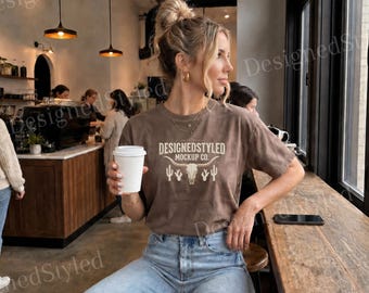 Mockup Comfort Colors 1717 Espresso, Mockup de camiseta para vitrine de cafeteria, Foto de camiseta casual para café