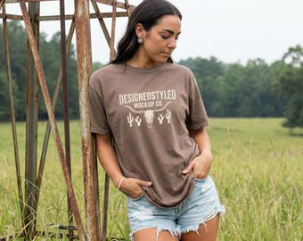 Mockup da camiseta Comfort Colors 1717 Espresso | Modelo Lifestyle Southern Windmill para download digital