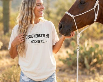 Mockup da camiseta Comfort Colors 1717 cor marfim, estética western de luxo discreto, estilo rancheiro moderno com toque country.