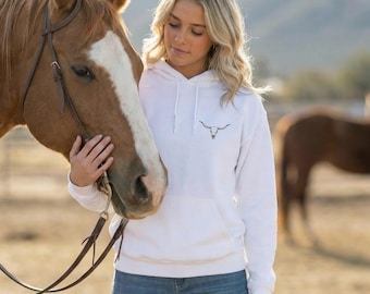Maqueta de sudadera con capucha blanca Gildan 18500, vista frontal, estilo de vida vaquera en un rancho de caballos, maqueta de sudadera estilo western para diseños de pecho.