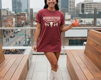 Maqueta de camiseta extragrande carmesí Comfort Colors 1717 / Estilo de vida de bar en azotea de Nashville / Estilo boutique de ciudad musical / Estilo bohemio informal estilo western