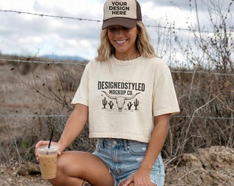 Mockup de camiseta cropped Comfort Colors 3023CL marfim e boné trucker Otto 39-165 marrom natural, estilo country/vaqueira.