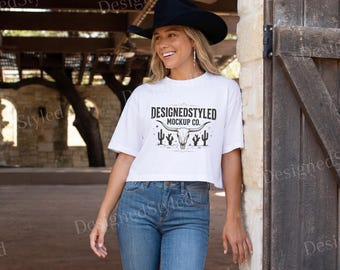 Mockup branco Comfort Colors 3023CL, estilo rancheiro country, camiseta cropped boxy, foto de celeiro/pavilhão, boutique country
