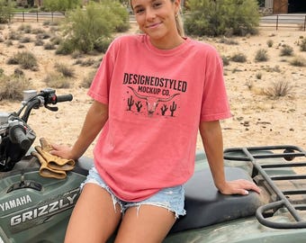 Mockup de camiseta Comfort Colors 1717 com estampa de melancia na frente, estilo rancho e faroeste.