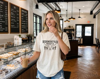 Mockup da camiseta Comfort Colors 1717 na cor marfim, ideal para cafeterias e padarias. Foto de camiseta para estilo café/padaria.