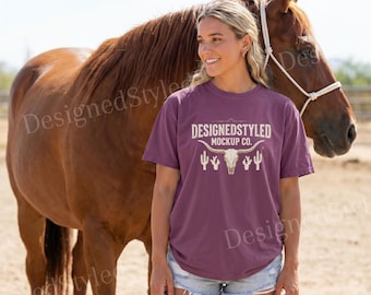 Maqueta de camiseta Comfort Colors 1717 Berry, modelo femenina con caballo, rancho ecuestre en el desierto, foto de estilo de vida veraniego de vaquera del oeste.