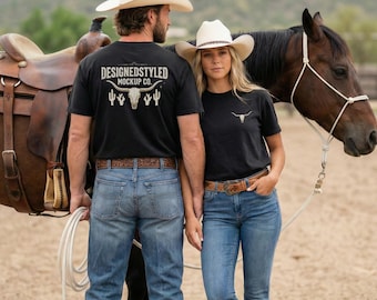 Mockup di maglietta nera Comfort Colors 1717, vista anteriore e posteriore, coppia in stile ranch western con cavallo, foto di stile di vita da cowboy e cowgirl
