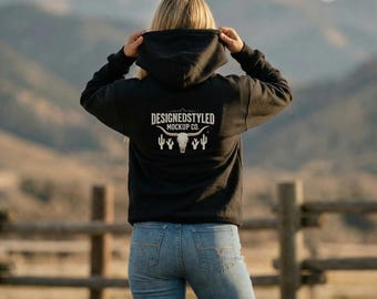 Mockup de moletom com capuz Gildan 18500 preto, estilo country/rural/montanha, ideal para designs de costas.
