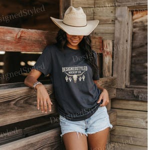 Bella Canvas 3001 donkergrijs T-shirtmodel, western ranch cowgirl-levensstijl, rustieke, verweerde houten schuur